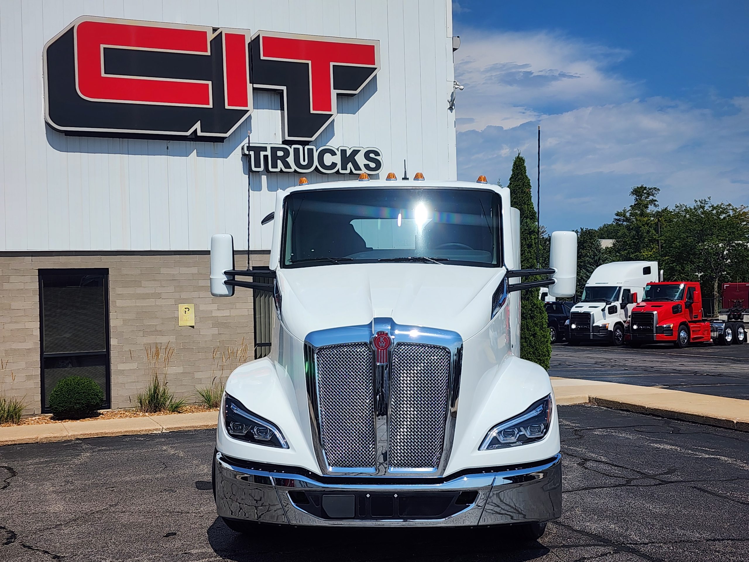2025 Kenworth T680 in Rockford, IL — photo 2