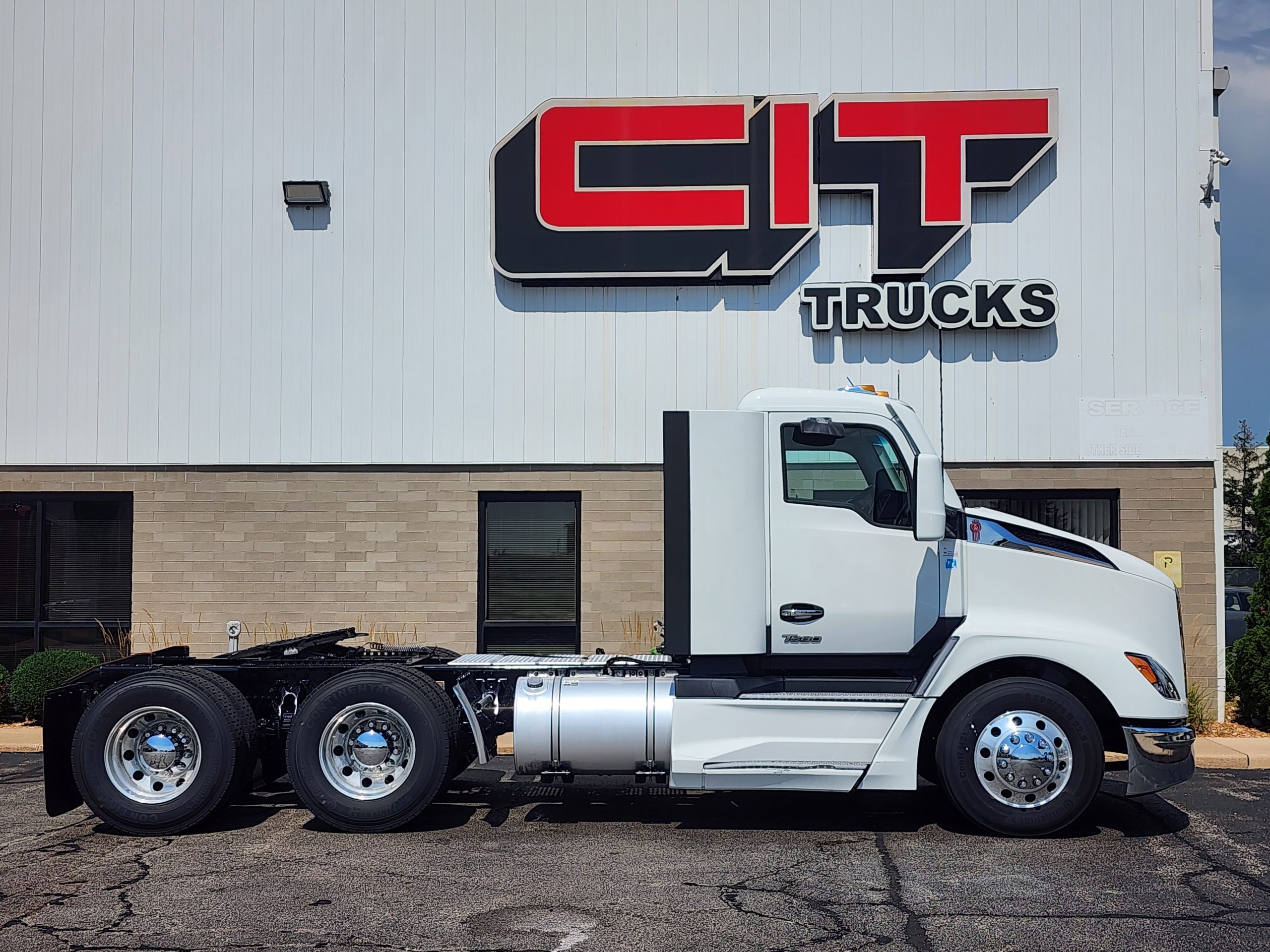2025 Kenworth T680 in Rockford, IL — photo 4