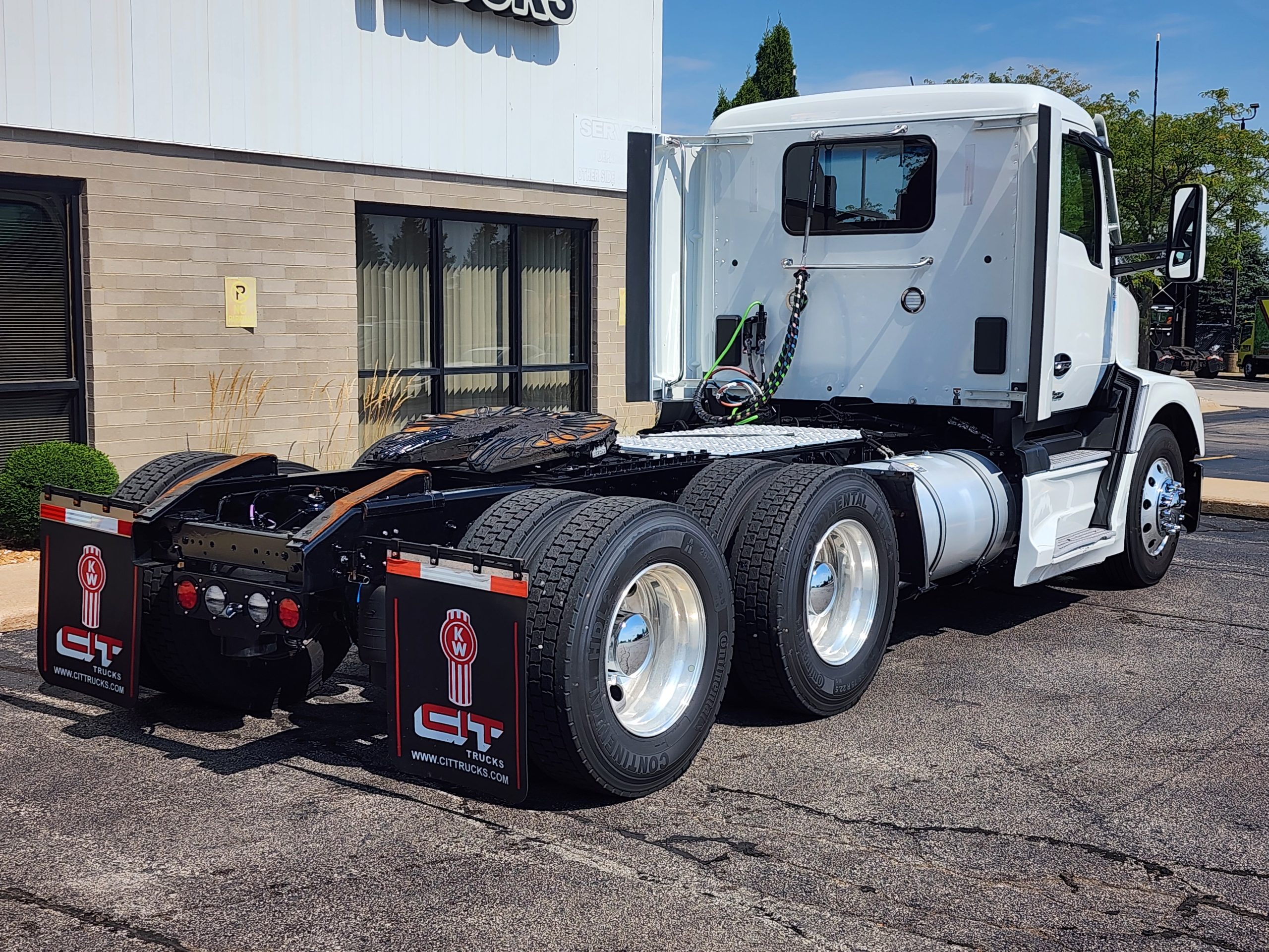 2025 Kenworth T680 in Rockford, IL — photo 5