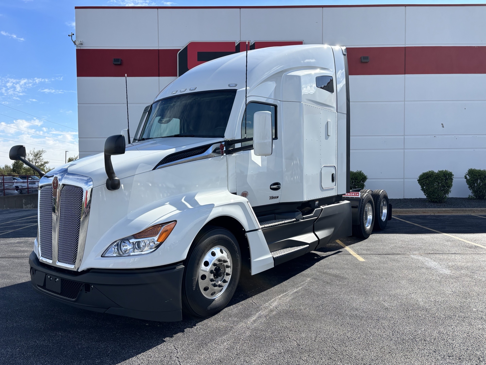 NEW 2027 KENWORTH T680 - image 1 of 6