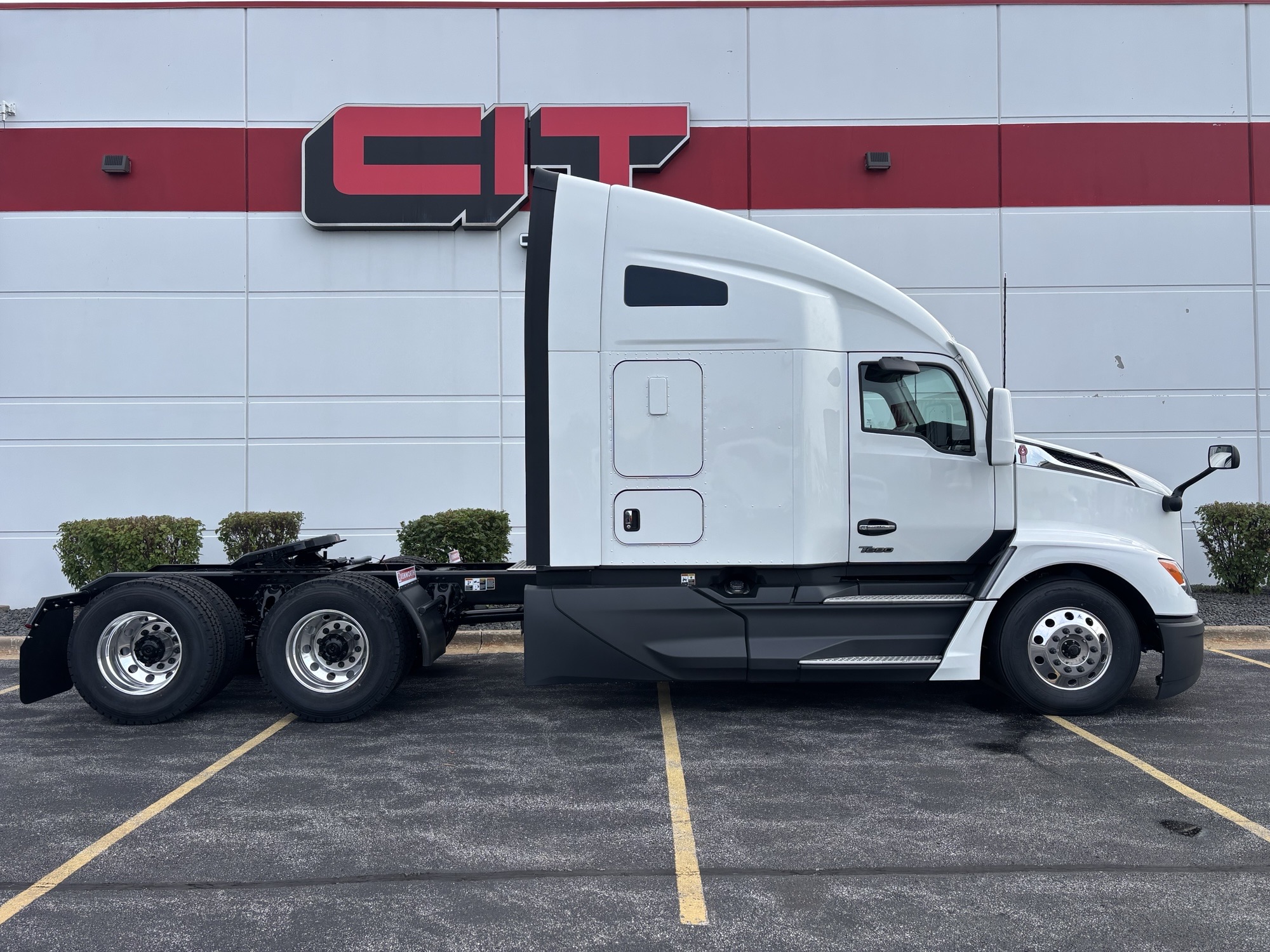 2027 Kenworth T680 in Mokena, IL — photo 4