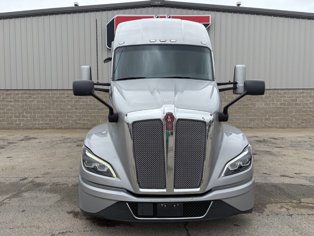 2023 Kenworth T680 in Morton, IL — photo 2