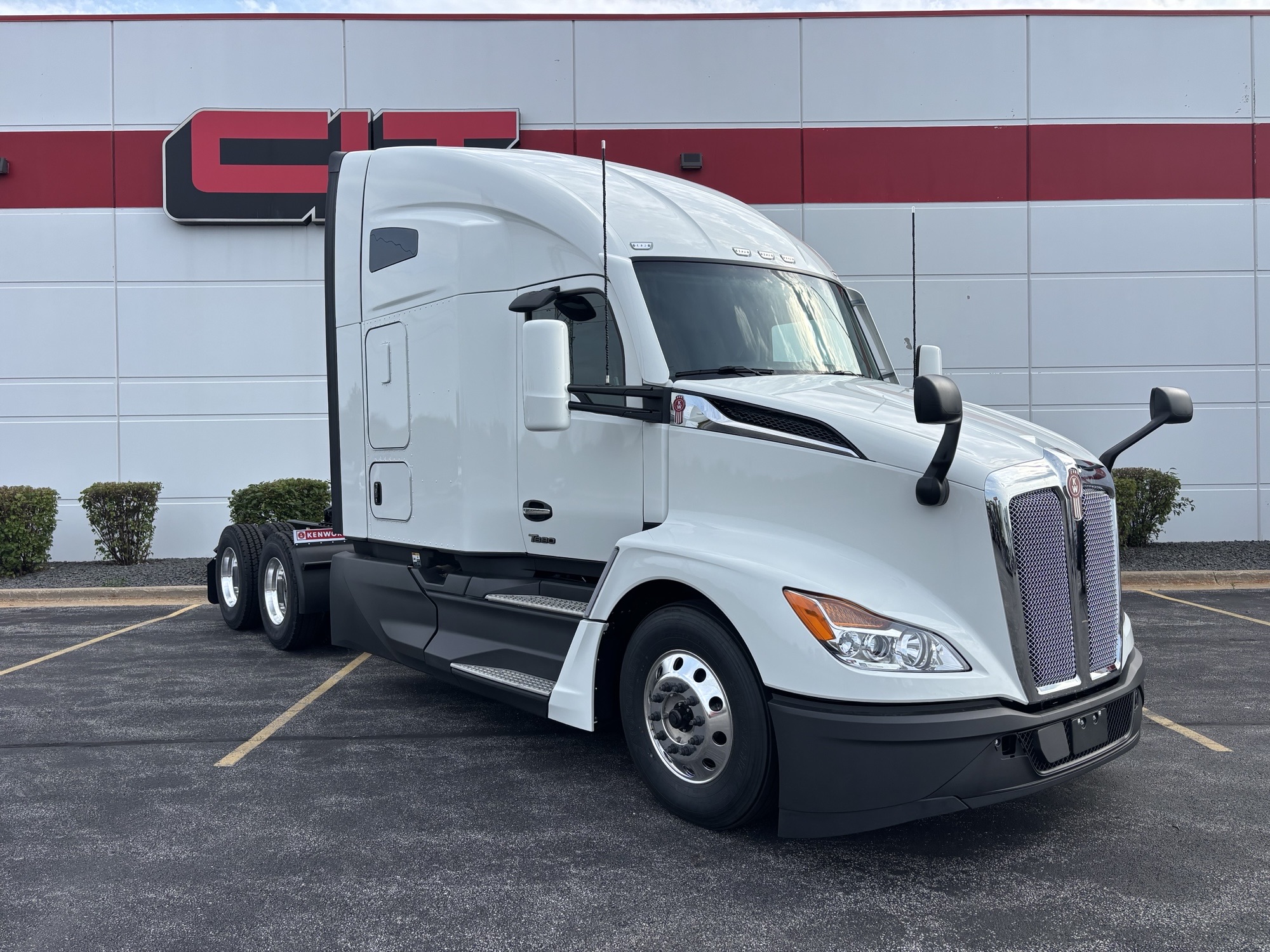 2027 Kenworth T680 in Mokena, IL — photo 3