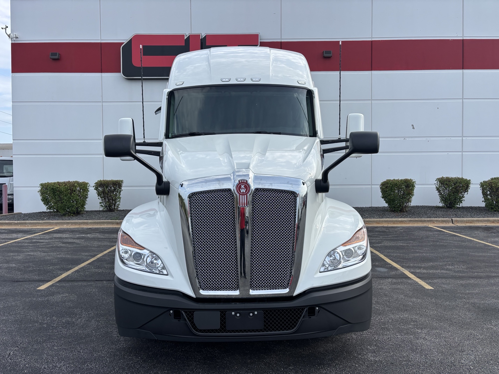 2027 Kenworth T680 in Mokena, IL — photo 2