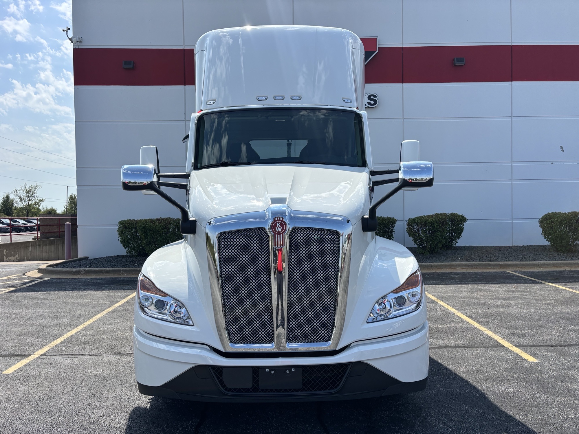 2027 Kenworth T680 in Mokena, IL — photo 2