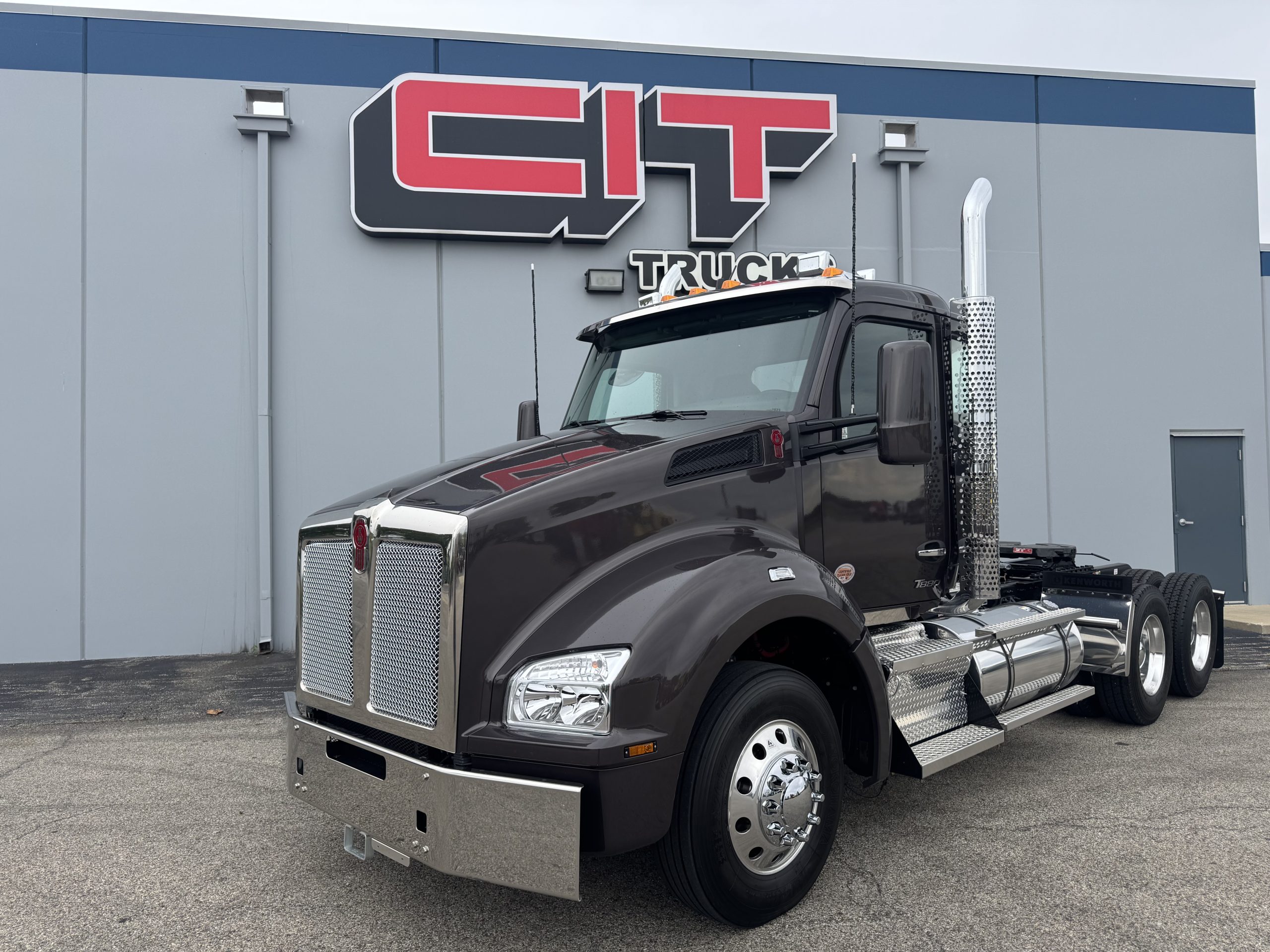 2027 KENWORTH T880 - image 1 of 6
