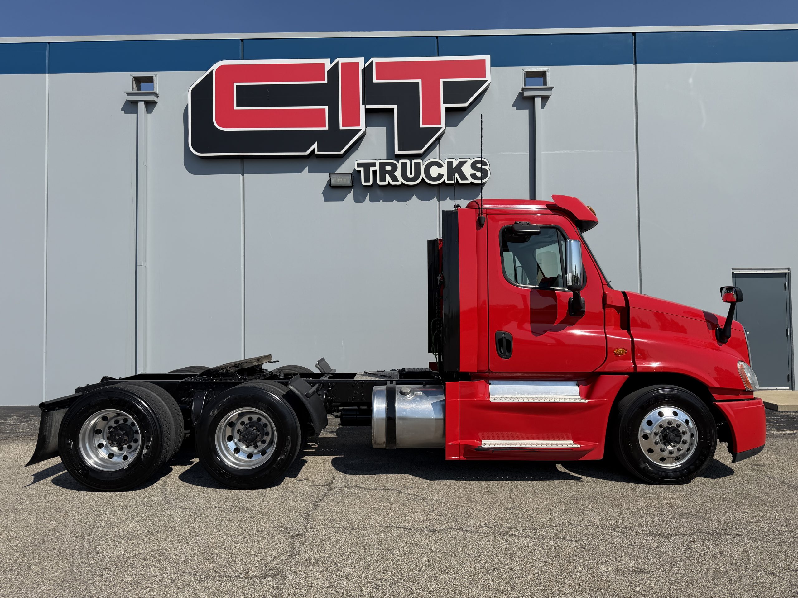2017 Freightliner Cascadia in Champaign, IL — photo 4