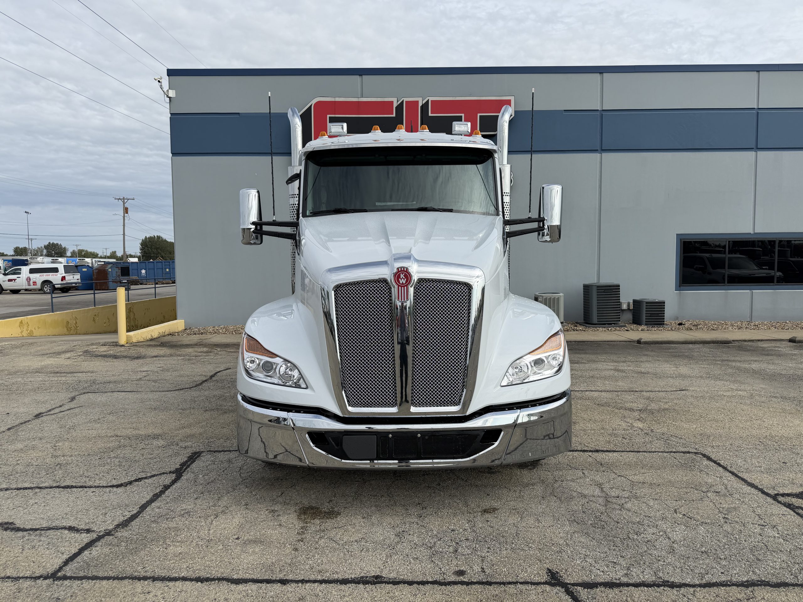 NEW 2027 KENWORTH T680 - image 2 of 6