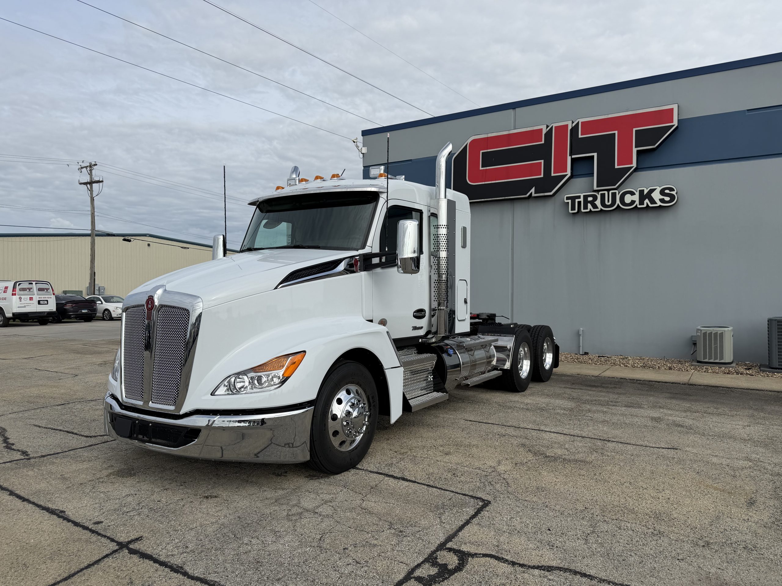 NEW 2027 KENWORTH T680 - image 1 of 6