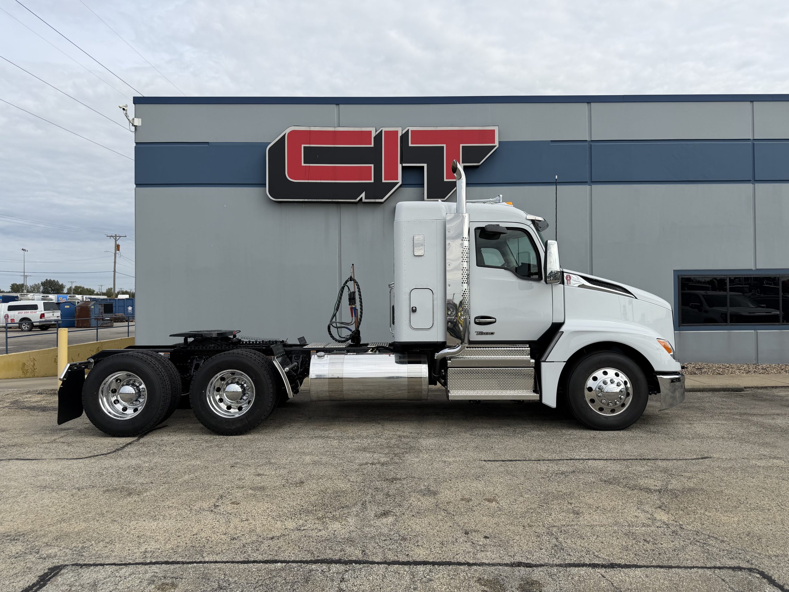 NEW 2027 KENWORTH T680 - image 4 of 6