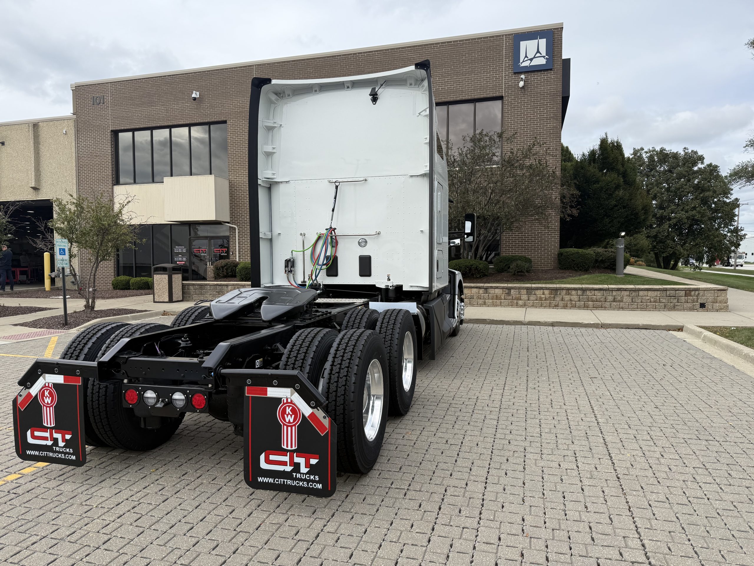 NEW 2027 KENWORTH T680 - image 5 of 6