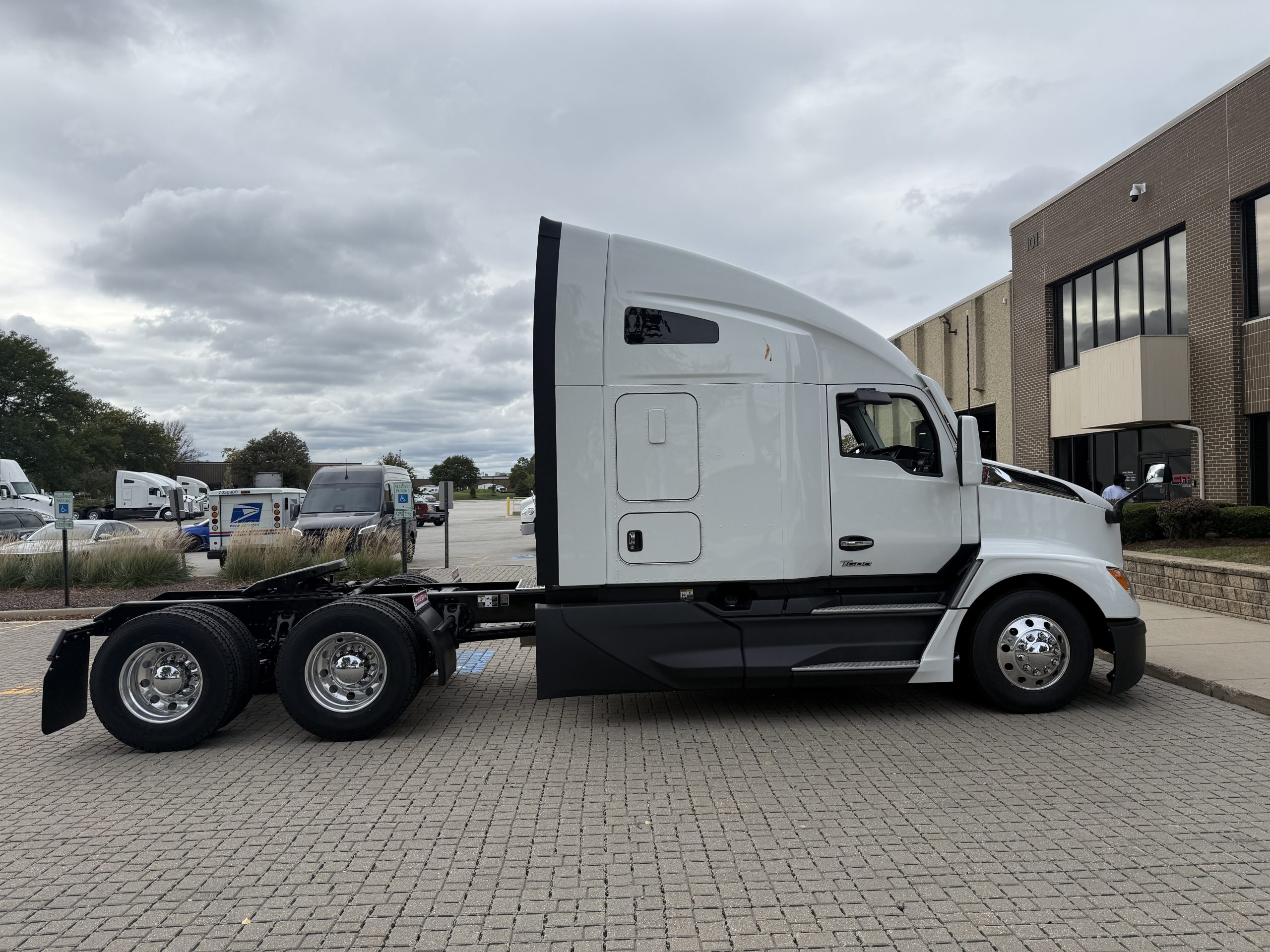 NEW 2027 KENWORTH T680 - image 4 of 6