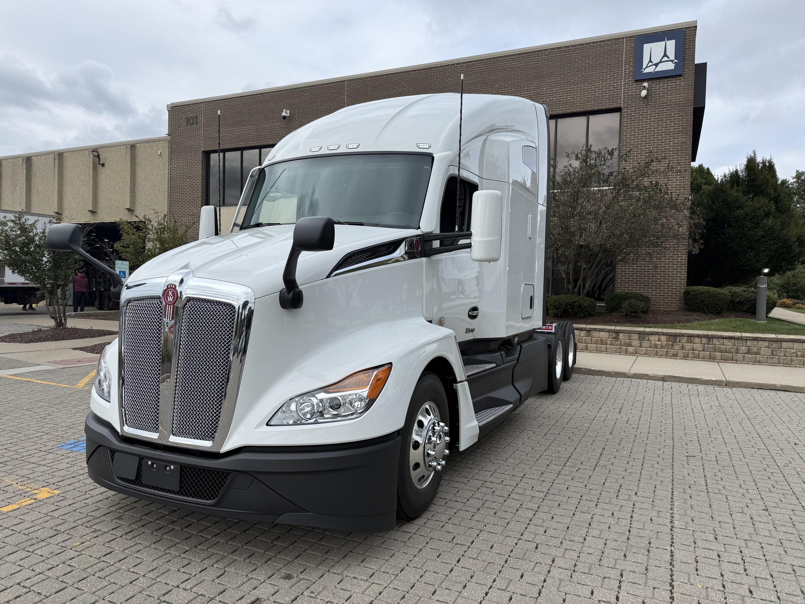 NEW 2027 KENWORTH T680 NEW 2027 KENWORTH T680 - image 1 of 6