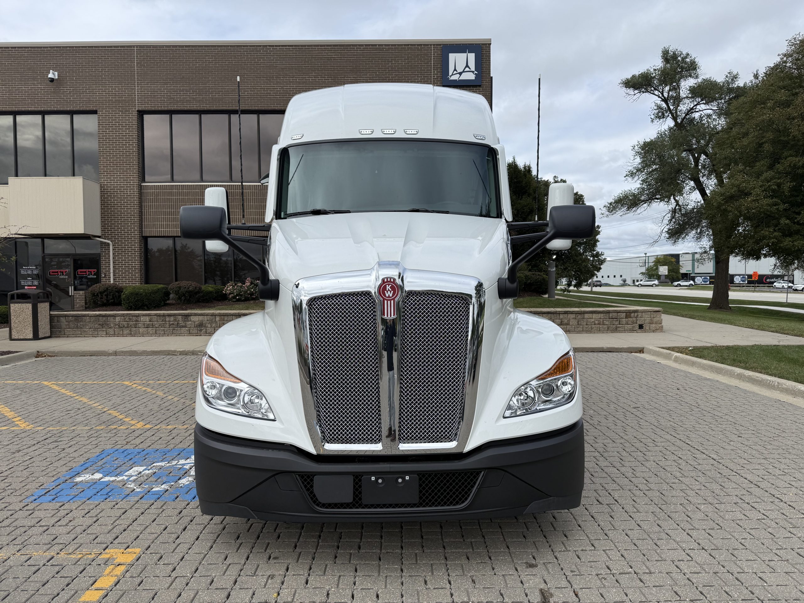 NEW 2027 KENWORTH T680 - image 2 of 6