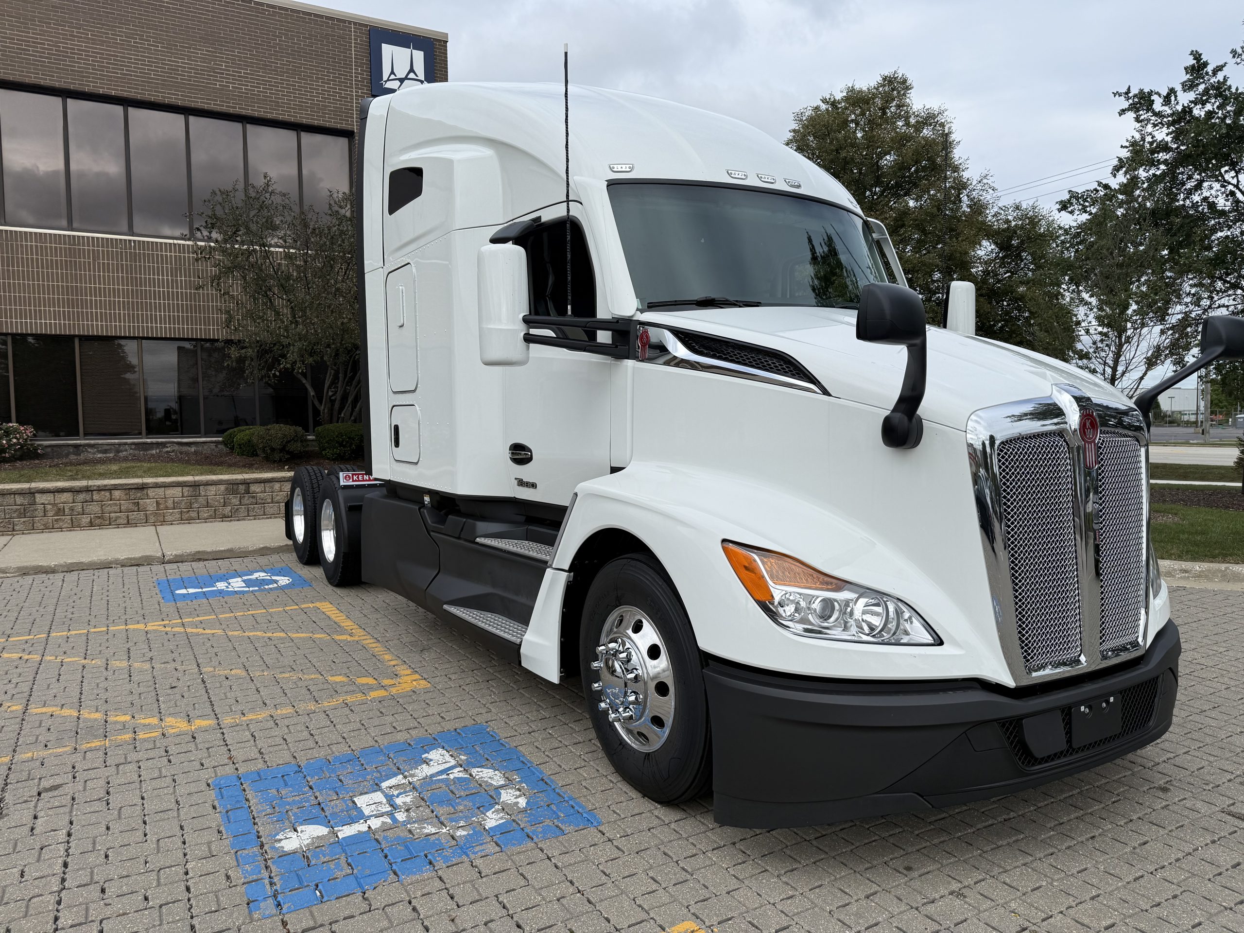 NEW 2027 KENWORTH T680 - image 3 of 6