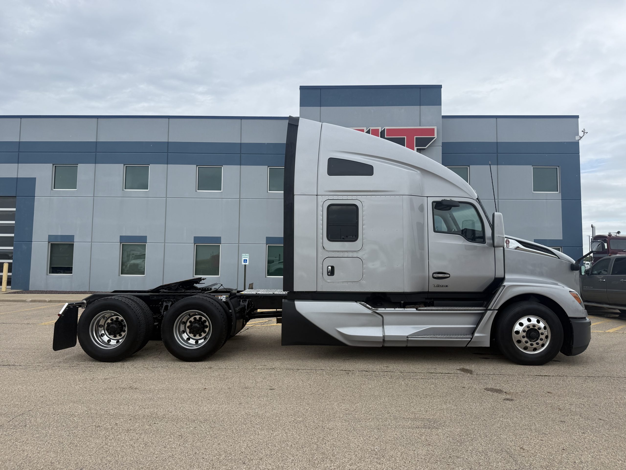 2023 Kenworth T680 in Peru, IL — photo 4