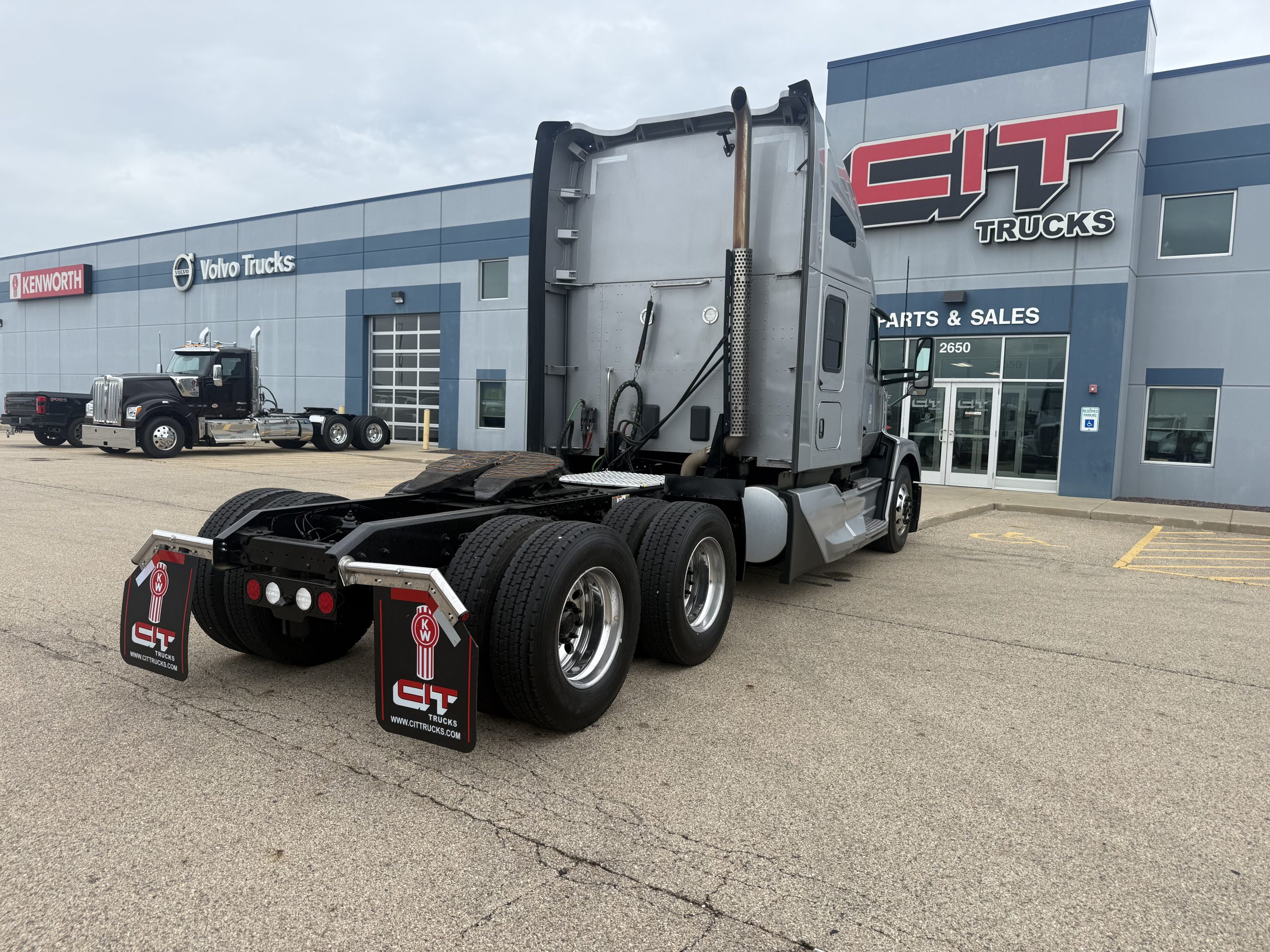 2023 Kenworth T680 in Peru, IL — photo 5