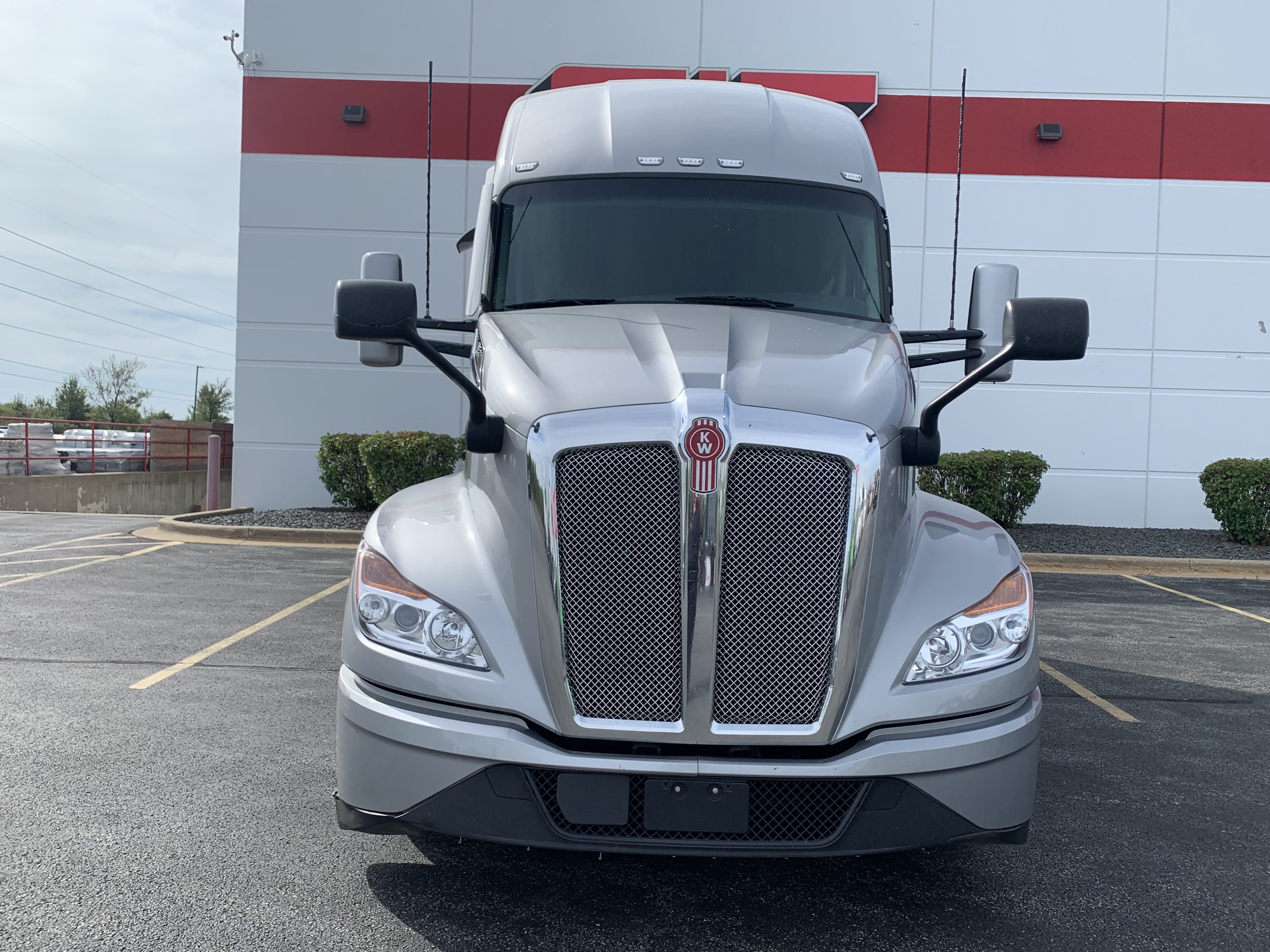 2023 Kenworth T680 in Mokena, IL — photo 2