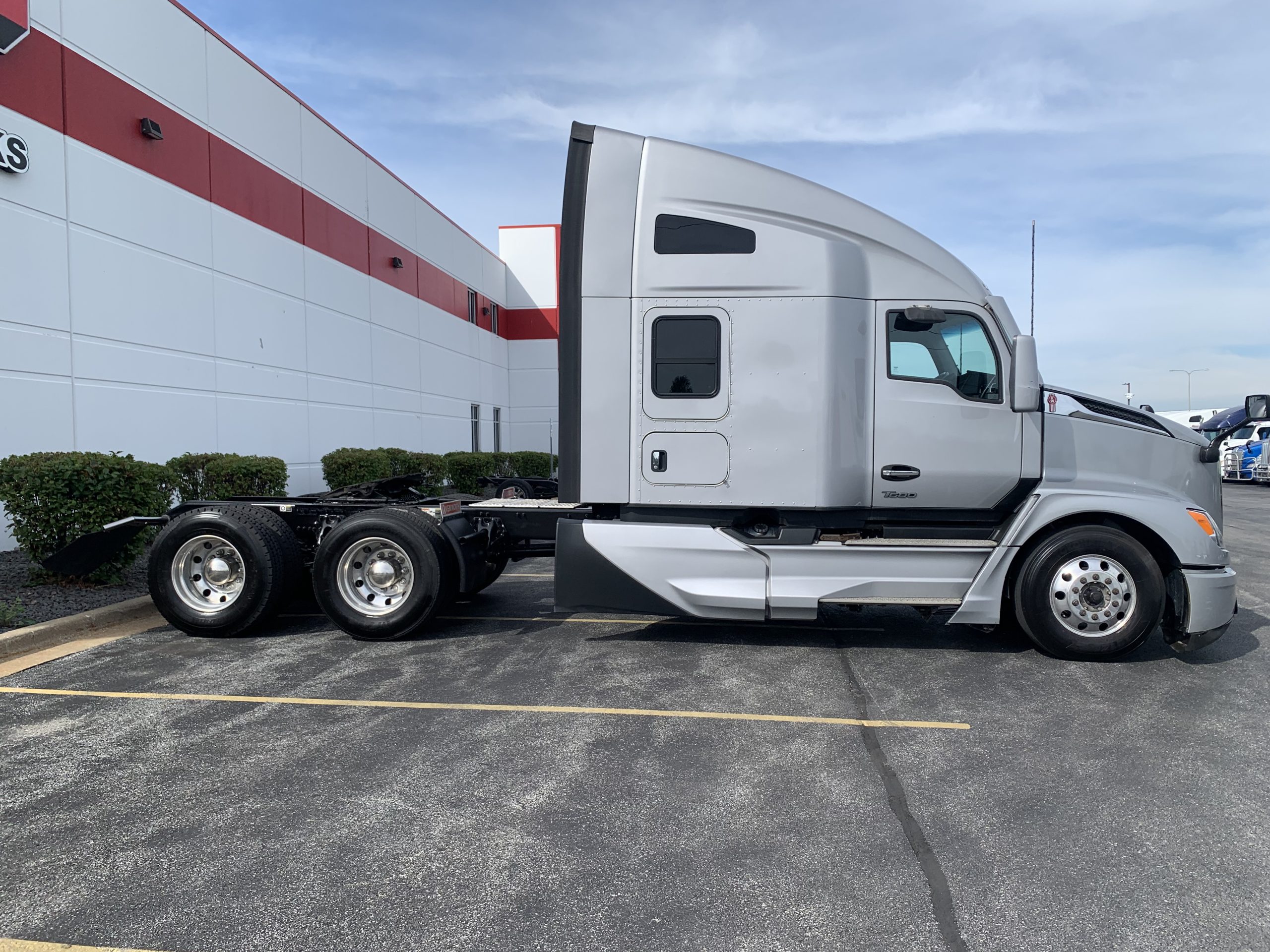 2023 Kenworth T680 in Mokena, IL — photo 4