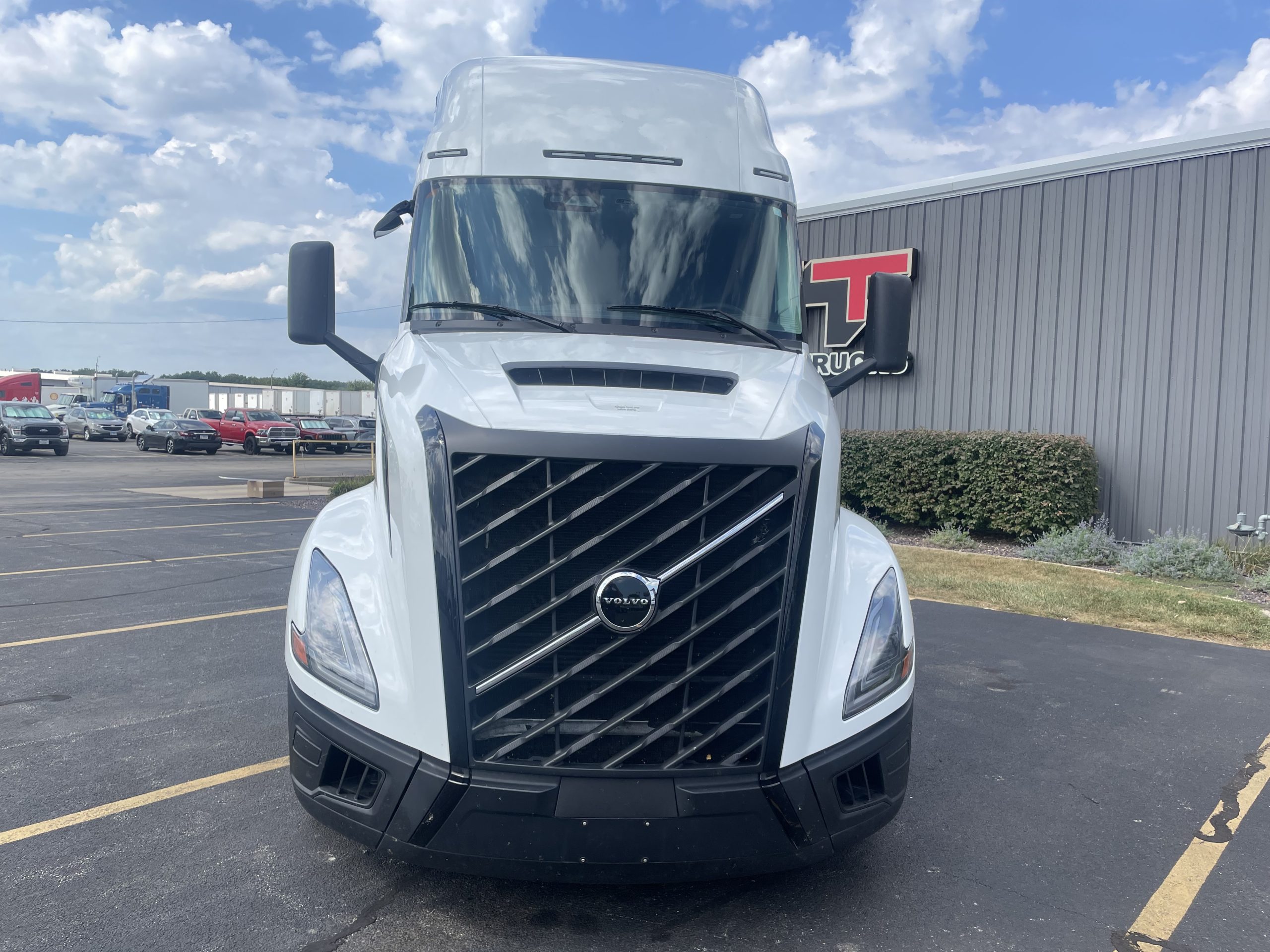 2025 VOLVO VNL660 2025 VOLVO VNL660 - image 2 of 6