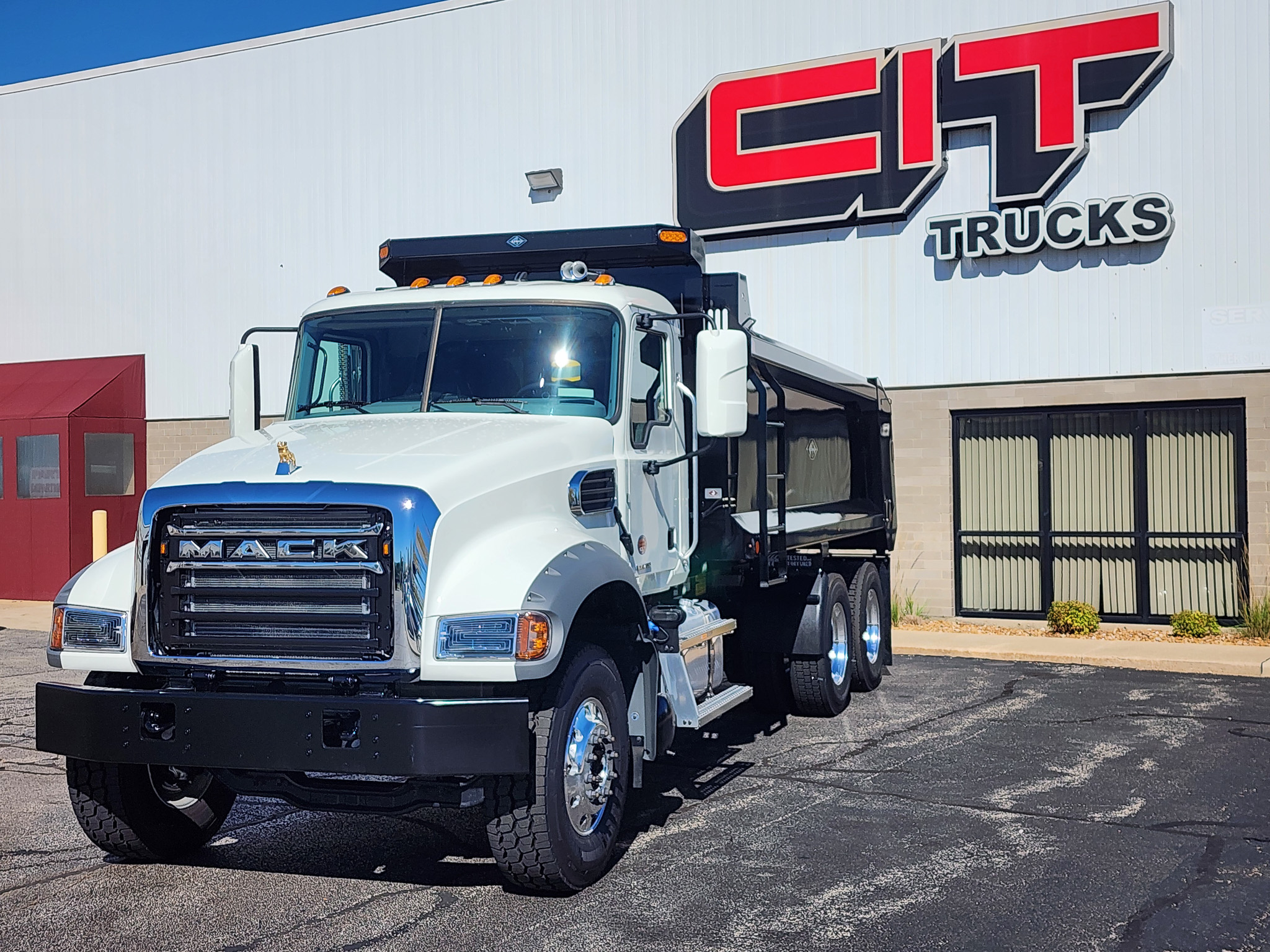 NEW 2027 MACK GRANITE 64F NEW 2027 MACK GRANITE 64F - image 1 of 6