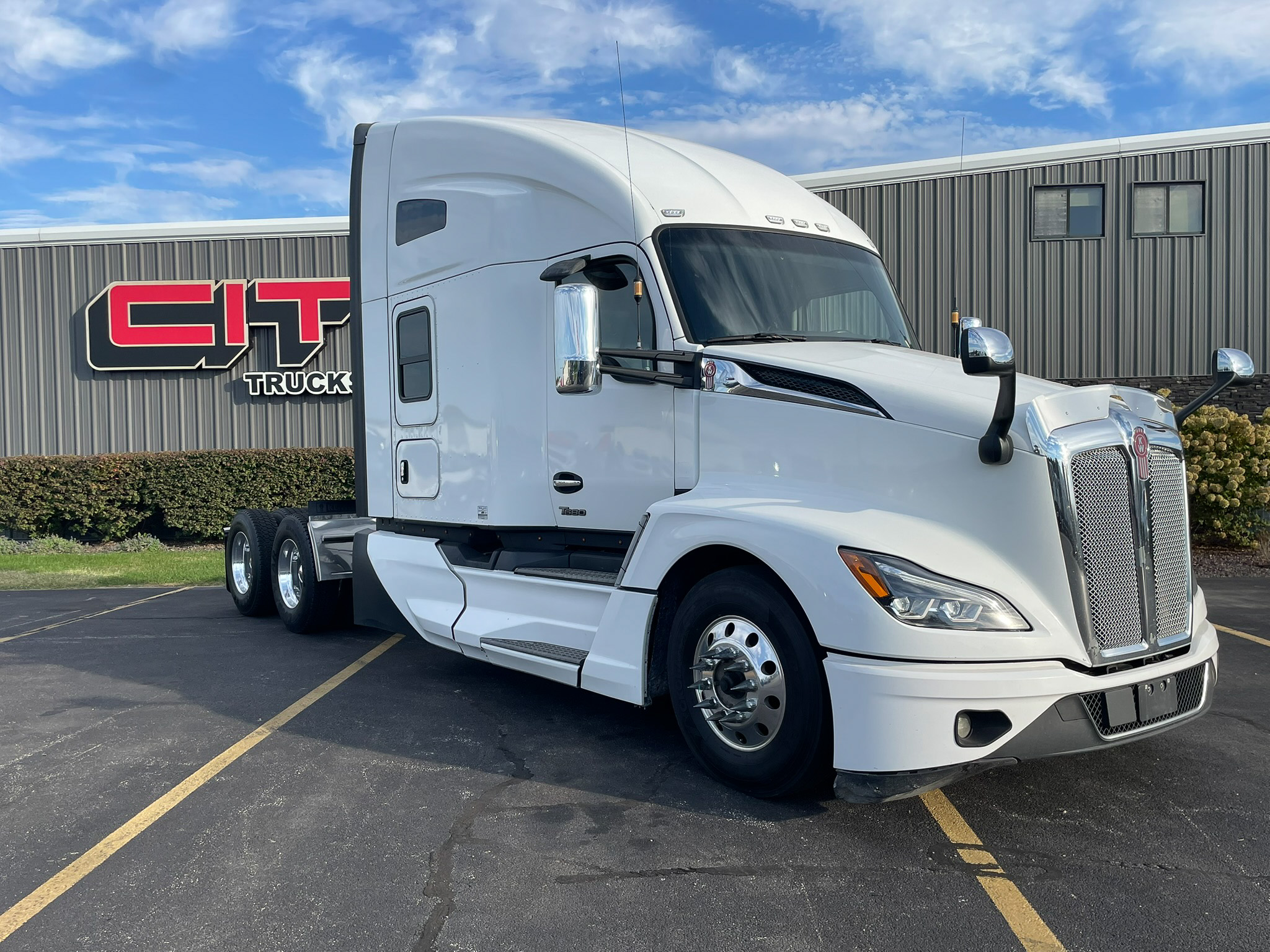 2022 Kenworth T680 in Normal, IL — photo 3