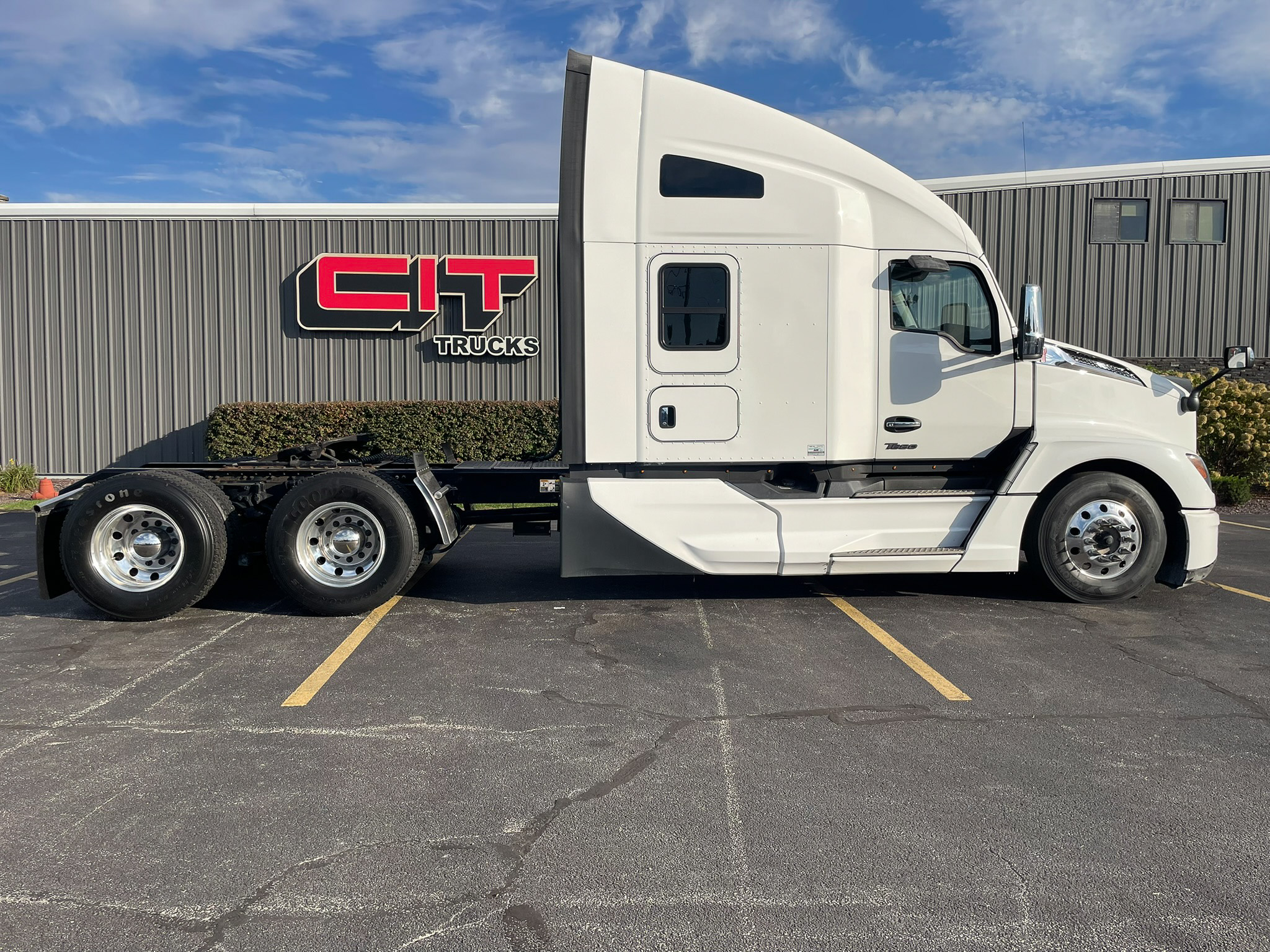 2022 Kenworth T680 in Normal, IL — photo 4