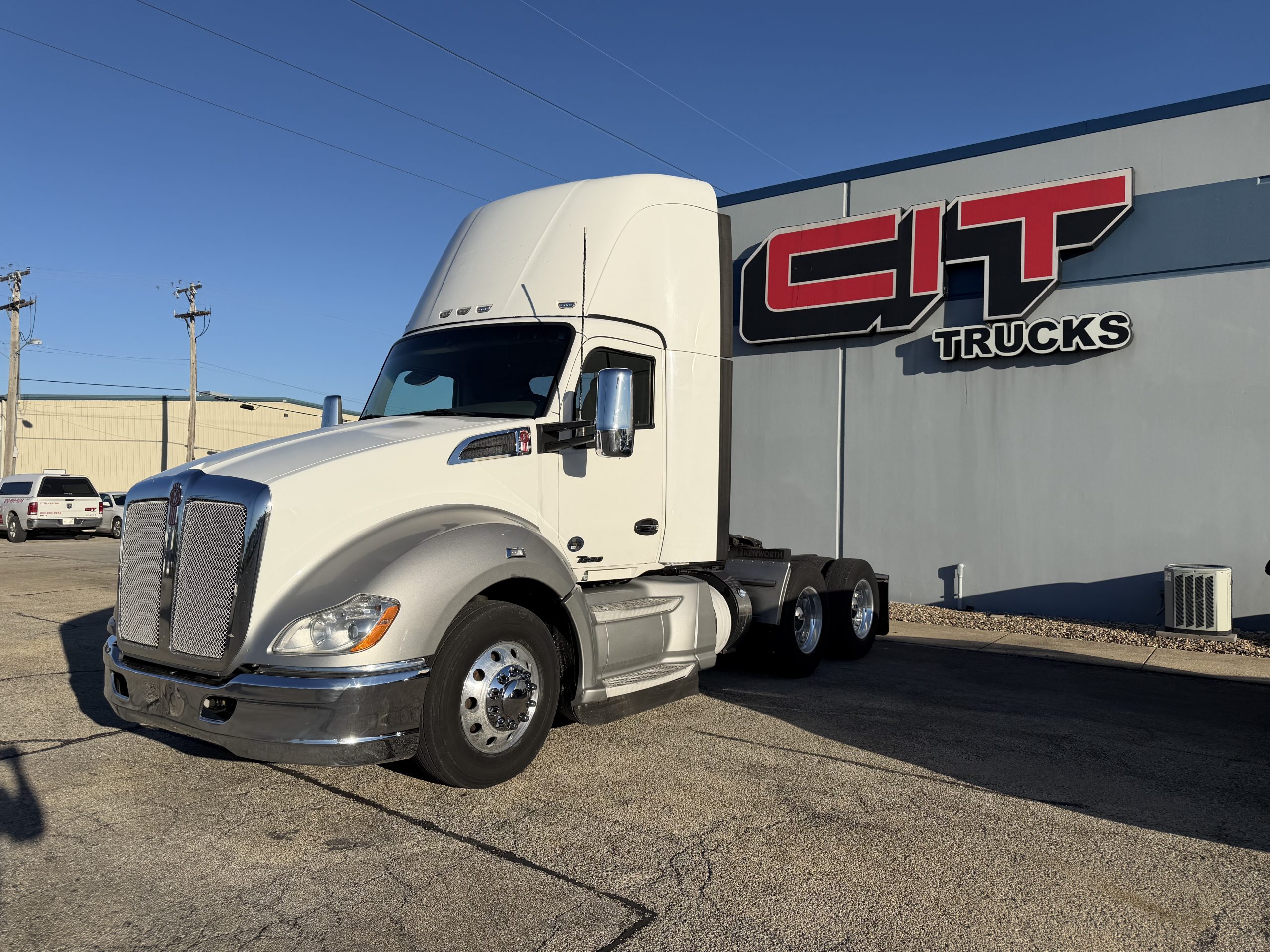 2018 KENWORTH T680 2018 KENWORTH T680 - image 1 of 6