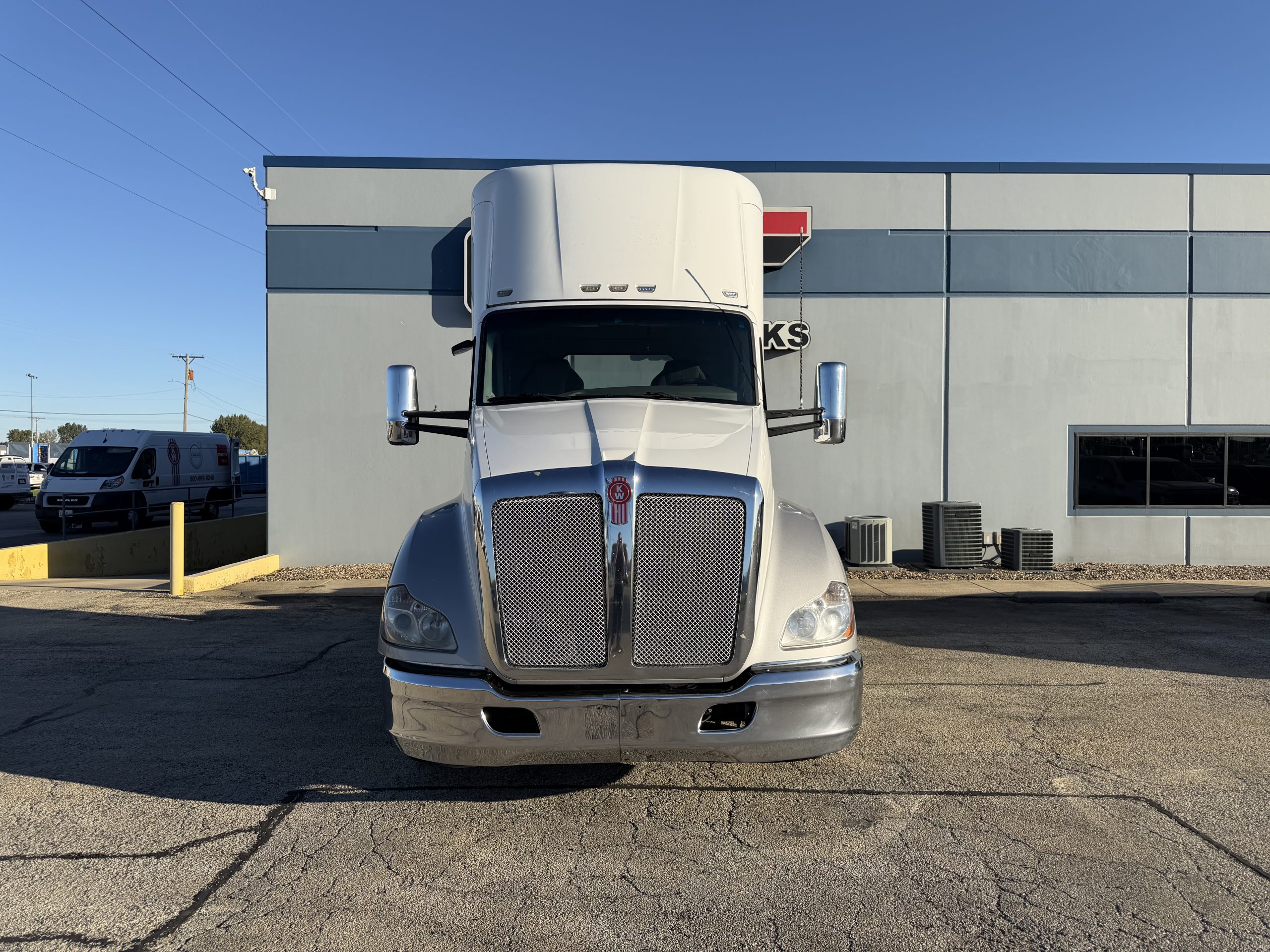 2018 KENWORTH T680 2018 KENWORTH T680 - image 2 of 6