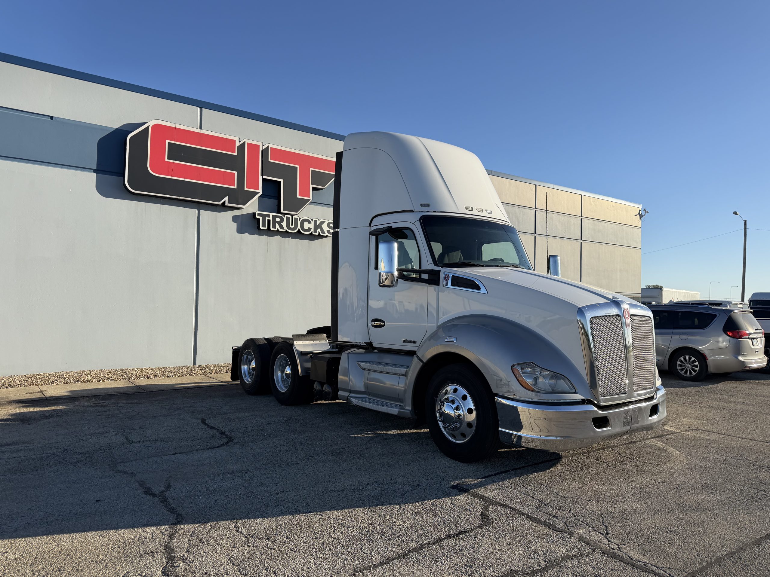 2018 KENWORTH T680 2018 KENWORTH T680 - image 3 of 6