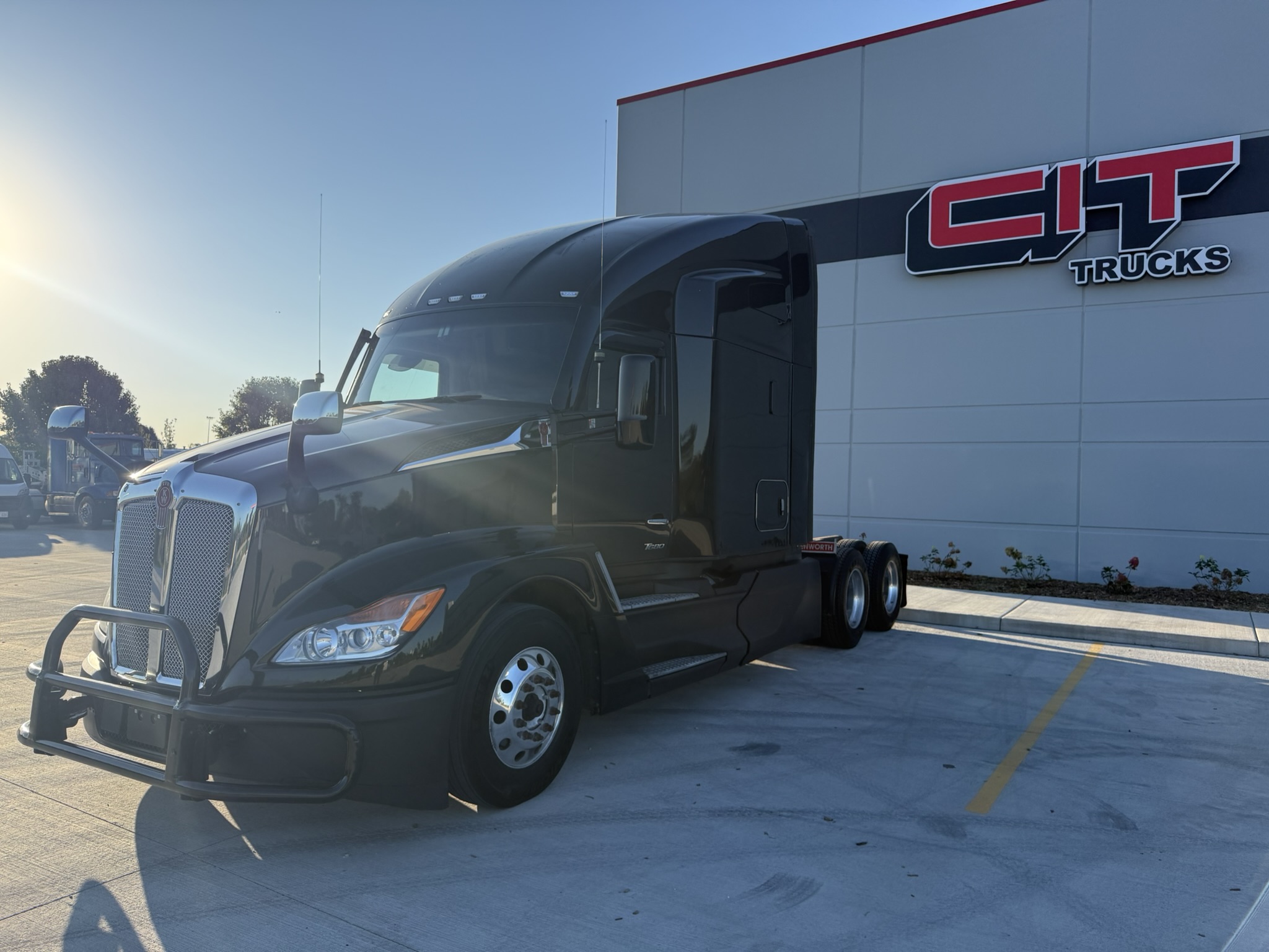 2023 KENWORTH T680 2023 KENWORTH T680 - image 1 of 6