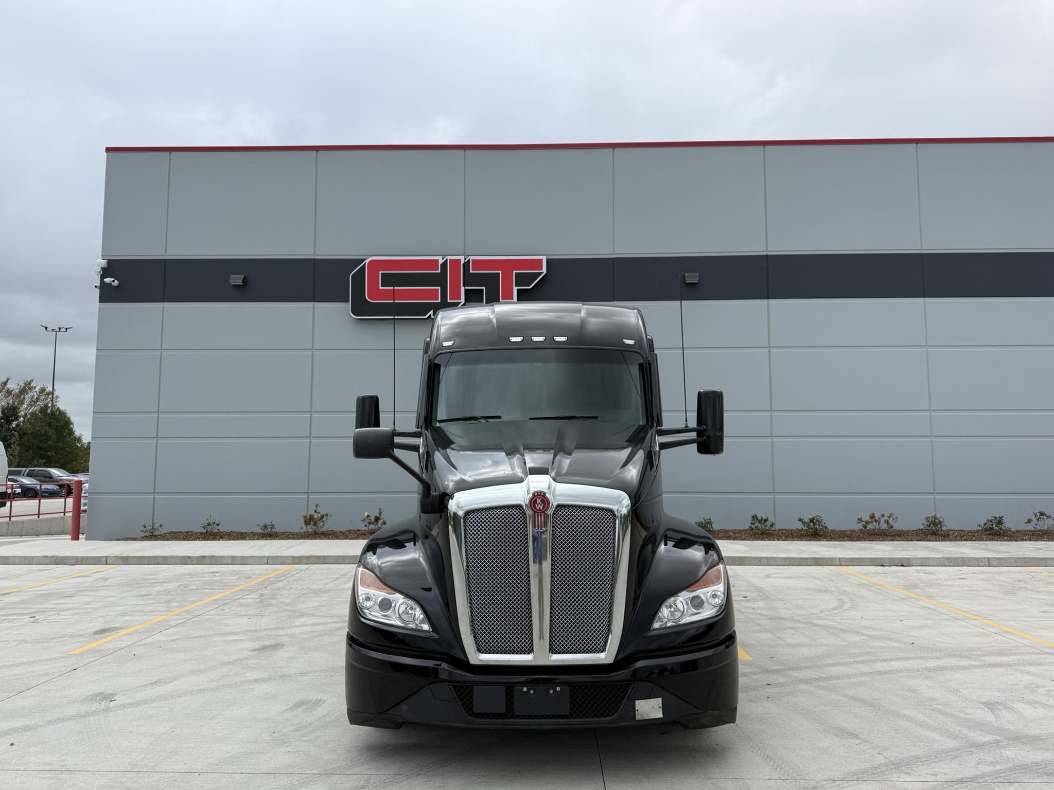 2023 Kenworth T680 in Burns Harbor, IN — photo 2