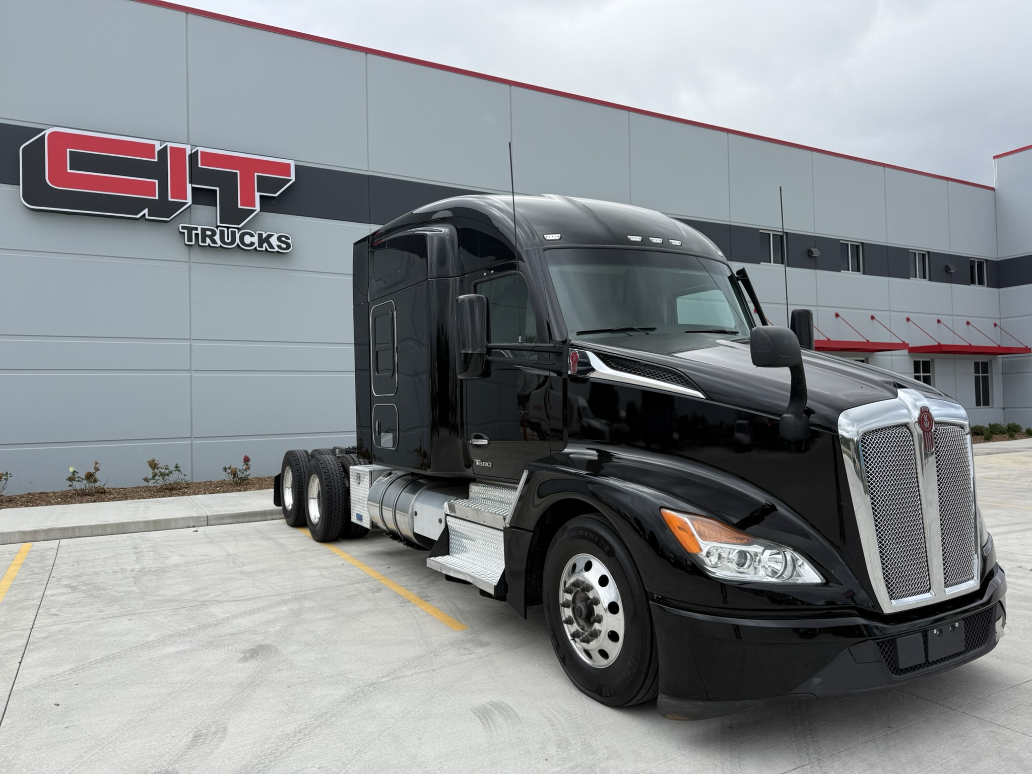 2023 Kenworth T680 in Burns Harbor, IN — photo 3