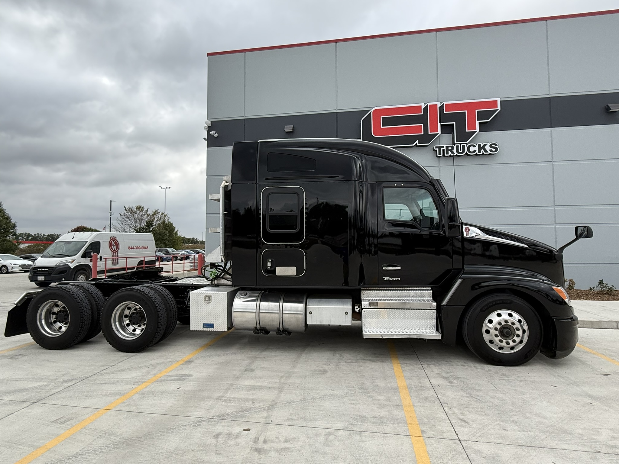 2023 Kenworth T680 in Burns Harbor, IN — photo 4