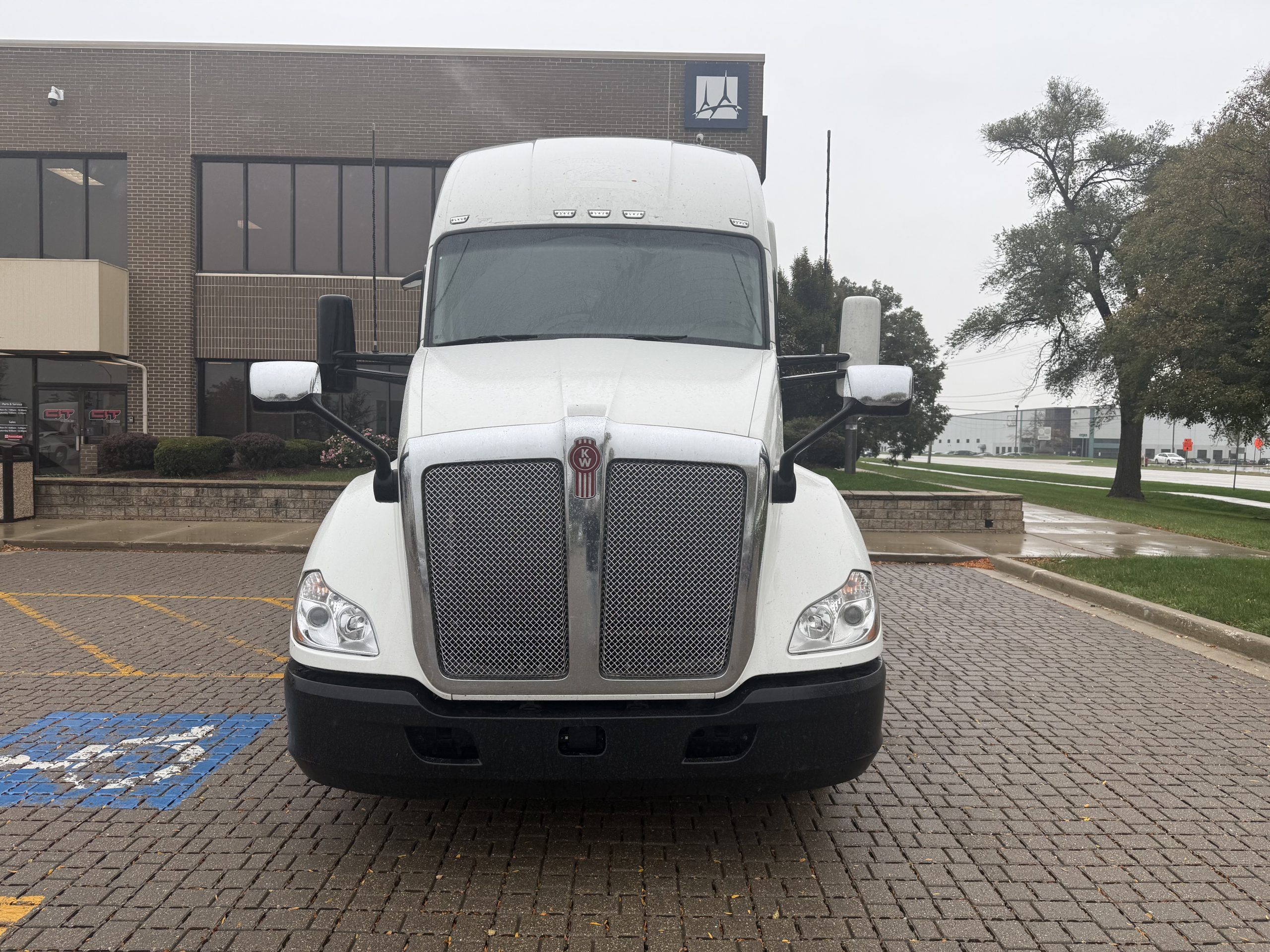 2022 Kenworth T680 in Wood Dale, IL — photo 2