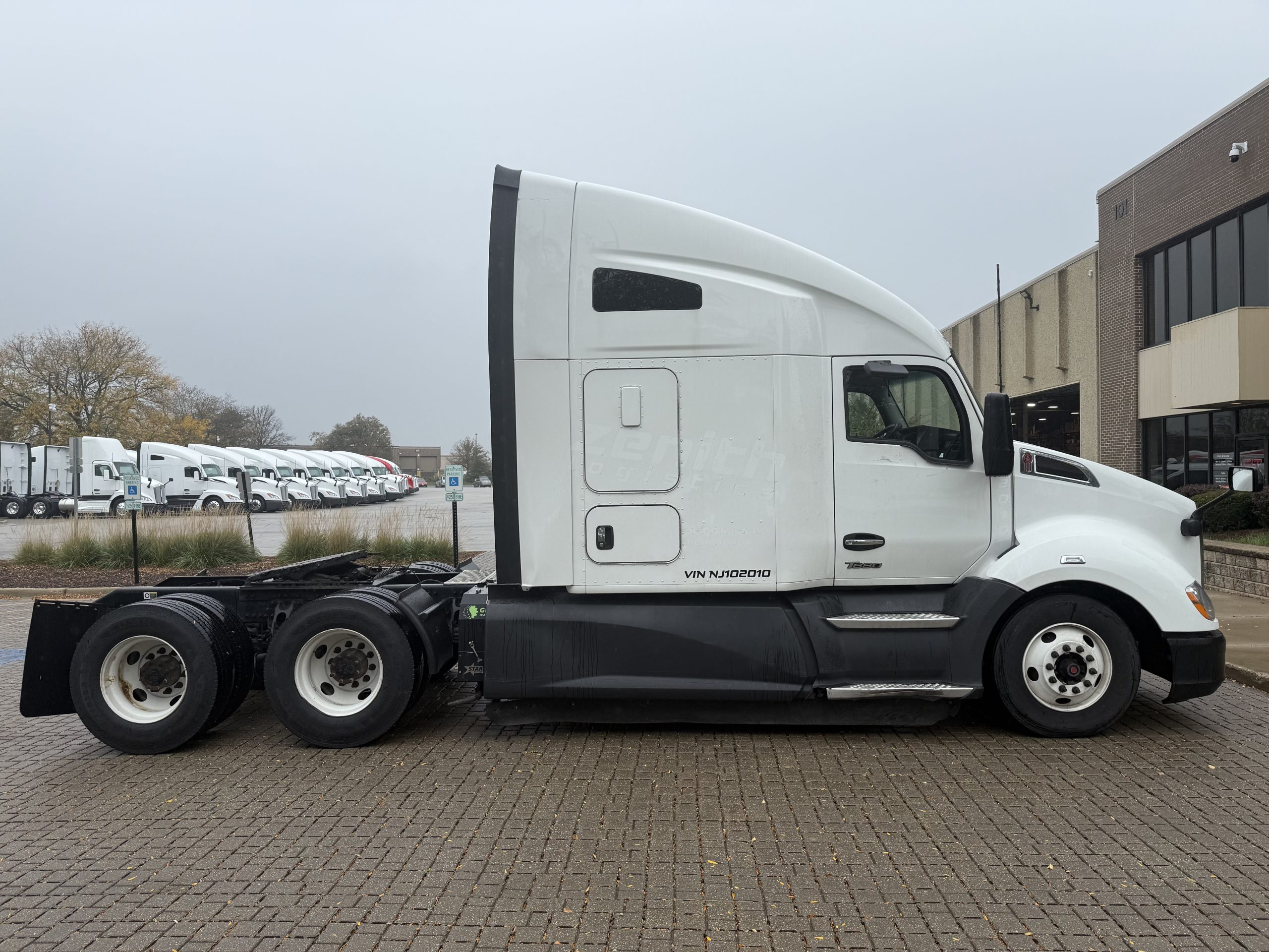 2022 Kenworth T680 in Wood Dale, IL — photo 4