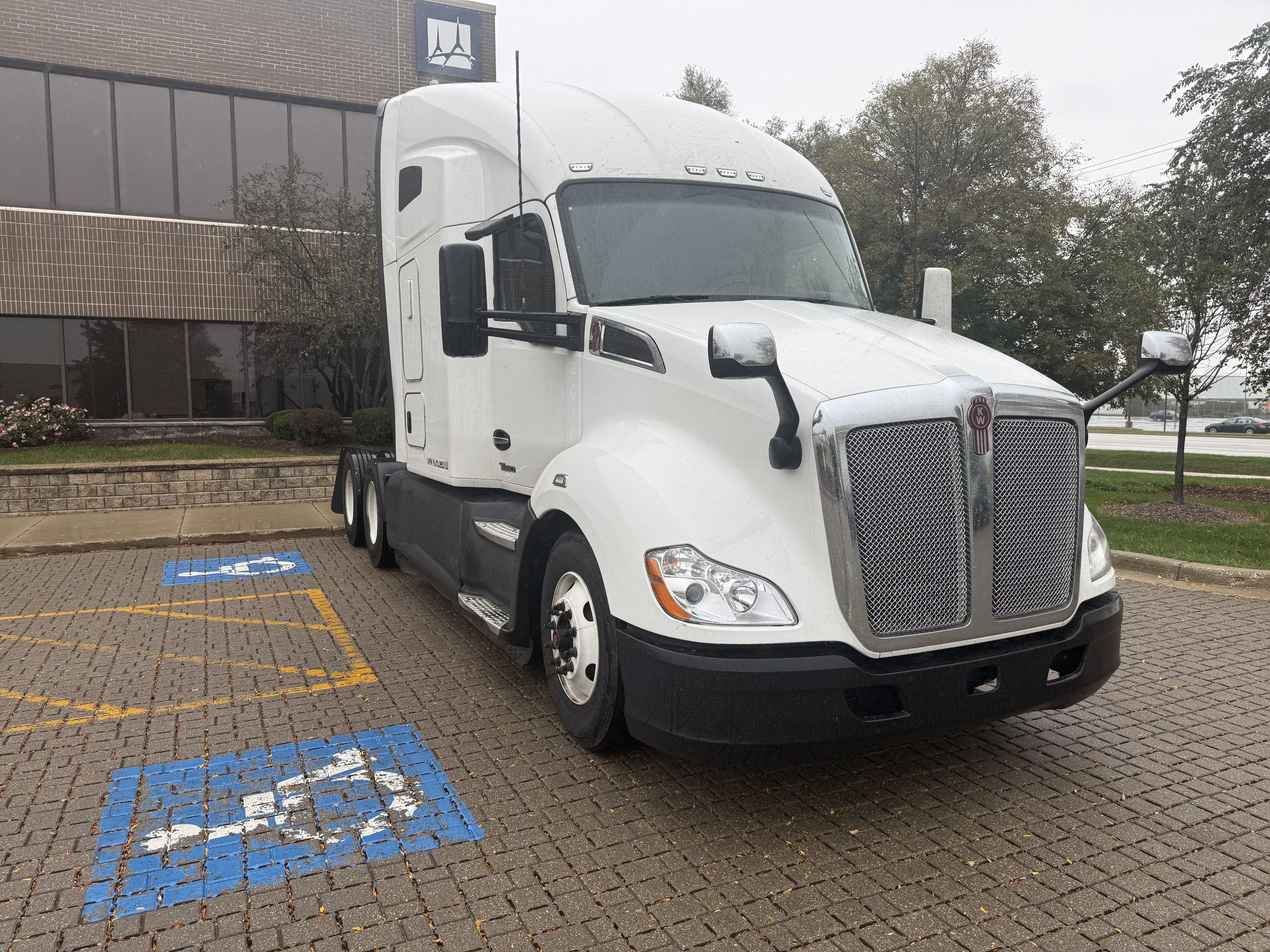 2022 Kenworth T680 in Wood Dale, IL — photo 3